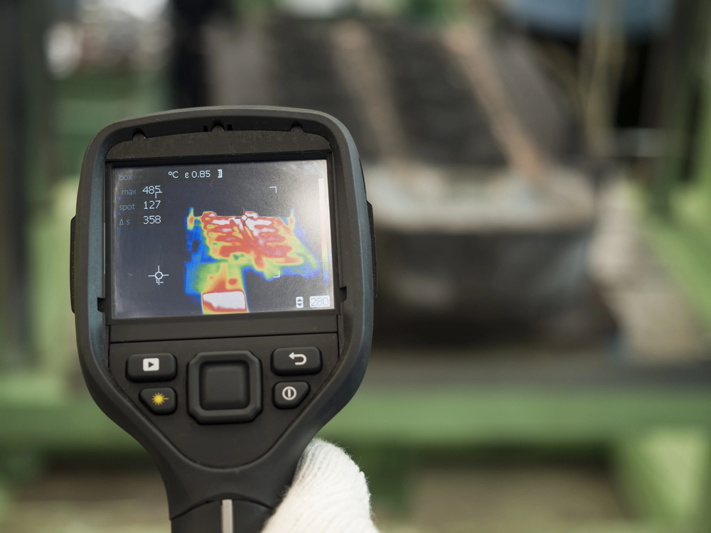 Thermal imaging camera display showing heat map with max temperature 485°C during infrared inspection